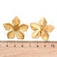 Brincos de Pino Flor em Aço Inoxidável 304 Banho Ouro 18K 32,5x34mm Brincos de Pino Flor em Aço Inoxidável 304 Banho Ouro 18K 32,5x34mm